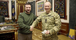 Ukrainas prezidents Volodimirs Zelenskis (no kreisās) un bruņoto spēku virspavēlnieks Oleksandrs Sirskis Kijivā. Ukrainas prezidents Volodimirs Zelenskis (no kreisās) un bruņoto spēku virspavēlnieks Oleksandrs Sirskis Kijivā.