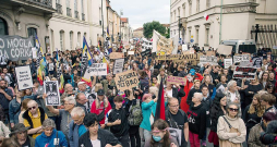 Protesta akcija pret spēkā esošo abortu likumu Varšavā pagājušā gada 14. jūnijā. Sabiedrības sašutumu izraisīja kādas grūtnieces nāve slimnīcā. Ārsti bija atteikušies viņai veikt abortu. Protesta akcija pret spēkā esošo abortu likumu Varšavā pagājušā gada 14. jūnijā. Sabiedrības sašutumu izraisīja kādas grūtnieces nāve slimnīcā. Ārsti bija atteikušies viņai veikt abortu.