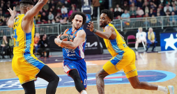 Aizvadītajā nedēļā Eirolīgas mačs pirmo reizi notika Latvijā – drošības faktoru dēļ Stambulas "Anadolu Efes" "Arēnā Rīga" uzņēma Telavivas "Maccabi" (105:91), maču klātienē vērojot vairāk nekā septiņiem tūkstošiem skatītāju. Aizvadītajā nedēļā Eirolīgas mačs pirmo reizi notika Latvijā – drošības faktoru dēļ Stambulas "Anadolu Efes" "Arēnā Rīga" uzņēma Telavivas "Maccabi" (105:91), maču klātienē vērojot vairāk nekā septiņiem tūkstošiem skatītāju.