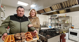 Kad Ieva Knupke un Mārtiņš Paeglis pieņēmuši lēmumu pārcelties uz laukiem, pirmais, ko izdomājis Mārtiņš, bijis – jāceļ kūpinātava. To viņš vēlējies redzēt sētā, pat pirms bijusi pabeigta dzīvojamā māja. Tagad "Paegļi" savus kūpinājumus piedāvā jau divos pašu iekārtotos veikalos, kā arī tirgū.