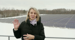 "Salaspils siltuma" teritorijā uzstādītais saules kolektoru lauks no saules vai no PV baterijām atšķiras ar to, ka tajā tieši no saules ražo siltumu. "Deviņdesmit astoņus procentus no starojuma pārvēršam enerģijā. Salīdzinājumam – elektroenerģiju ražojošajiem saules paneļiem jau 30% lietderības koeficients ir ļoti daudz," uzsver SIA "Salaspils siltums" valdes priekšsēdētāja Ina Bērziņa-Veita. "Salaspils siltuma" teritorijā uzstādītais saules kolektoru lauks no saules vai no PV baterijām atšķiras ar to, ka tajā tieši no saules ražo siltumu. "Deviņdesmit astoņus procentus no starojuma pārvēršam enerģijā. Salīdzinājumam – elektroenerģiju ražojošajiem saules paneļiem jau 30% lietderības koeficients ir ļoti daudz," uzsver SIA "Salaspils siltums" valdes priekšsēdētāja Ina Bērziņa-Veita.