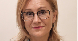 "Jo vēlāk pāris domā par bērniņa laišanu pasaulē, jo pastāv lielāks risks, ka sievietei dzīves laikā, gadiem ejot, var attīstīties dažādi veselības traucējumi," tā ginekoloģe, Latvijā Kristīgo Mediķu biedrības vadītāja Aiga Rotberga. "Jo vēlāk pāris domā par bērniņa laišanu pasaulē, jo pastāv lielāks risks, ka sievietei dzīves laikā, gadiem ejot, var attīstīties dažādi veselības traucējumi," tā ginekoloģe, Latvijā Kristīgo Mediķu biedrības vadītāja Aiga Rotberga.