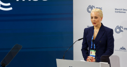 Jūlija Navaļnija uzstājas Minhenes drošības konferencē.