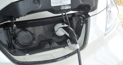 Elektroauto uzlāde.