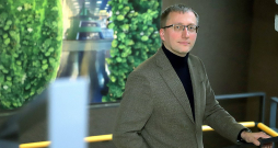 "Viss nezināmais parasti baida. Taču iedzīvotājus turbīnu fizikālās ietekmes, proti, skaņa, vibrācija un mirgošana neskars, jo turbīnas tiks izbūvētas drošā attālumā, saskaņā ar normatīvo aktu prasībām attālums no turbīnas līdz sabiedriskajām un dzīvojamajām ēkām nedrīkstēs būt mazāks par 800 metriem," saka SIA "Latvijas vēja parki" (LVP) valdes priekšsēdētājs Jānis Urtāns.