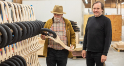 Pa Cēsu novatorisko bērnu divriteņu ražotāja "Shaman Inventions" vārtiem katru mēnesi izbrauc ap 2000 paku, kas domātas viņu klientiem 80 pasaules valstīs, ļaujot uzņēmumam plānot 3,6 miljonu eiro apgrozījumu šogad. Attēlā – uzņēmuma vizionārs Egons Garklāvs (no kreisās) un uzņēmuma līdzīpašnieks un attīstības vadītājs Atis Garklāvs.
