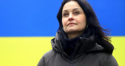 "Ir tik daudz stāstāmā, arī tik daudz izcīnāmā, īpaši runājot par krievu kultūras dominantes izskaušanu," sarunā ar "Kultūrzīmēm" teic ukraiņu dziedātāja OKSANA NIKITJUKA, kura svētdien, 25. februārī, Liepājas koncertzālē "Lielais dzintars" un arī tiešraidē aicinās uz koncertu "Saulespuķu ceļš".