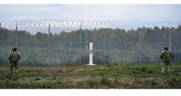 Latvijas–Krievijas robeža ir 283,6 kilometrus gara, žoga būvniecība turpinās. Savukārt Latvijas–Baltkrievijas robežas sauszemes posmos (112 kilometri) pagājušā gada nogalē tika pabeigta žoga izbūve, tagad notiek infrastruktūras izbūves darbi. Kopumā paredzēts izbūvēt Latvijas–Baltkrievijas valsts robežas joslu 173 kilometru garumā – žogu aptuveni 150 kilometru garumā plānots pabeigt līdz 2024. gada jūlijam, bet robežas joslas labiekārtošanu – līdz gada beigām. Latvijas–Krievijas robeža ir 283,6 kilometrus gara, žoga būvniecība turpinās. Savukārt Latvijas–Baltkrievijas robežas sauszemes posmos (112 kilometri) pagājušā gada nogalē tika pabeigta žoga izbūve, tagad notiek infrastruktūras izbūves darbi. Kopumā paredzēts izbūvēt Latvijas–Baltkrievijas valsts robežas joslu 173 kilometru garumā – žogu aptuveni 150 kilometru garumā plānots pabeigt līdz 2024. gada jūlijam, bet robežas joslas labiekārtošanu – līdz gada beigām.
