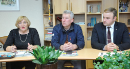 Bauskas novada zemnieku saimniecības "Eriņi" pārvaldniece Biruta Grantiņa, zemnieku saimniecības "Krišjāņi" īpašnieks Jānis Straģis (vidū) un lauksaimniecības uzņēmuma "Uzvara – Lauks" agronoms Rihards Berķis kopā ar kolēģiem pulcējušies novada pašvaldībā, lai rezumētu situāciju nozarē divas nedēļas pēc zemnieku protesta akcijām.