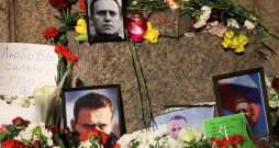 Krievijas cietumā tika nobendēts opozīcijas līderis Aleksejs Navaļnijs, kurš iepriekš bija asi vērsies pret Putina izveidoto režīmu. Taču nekādas masu protesta akcijas Krievijā nav vērojamas, jo cilvēki ir iebiedēti.