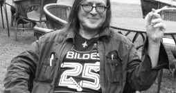 JURIS KULAKOVS (1958–2024). Pēc Jura Kulakova paliek viņa mūzika – gan nepieradināti dauzonīga un skarba kā “Balāde par gulbi” vai   “Baletomānija”, gan
arī apcerīgi liriska kā “Pie baltas lapas”, izspēlēta un
izdzīvota neskaitāmos viņa dibinātās leģendārās grupas
“Pērkons” koncertos visā Latvijā un ārpus tās.