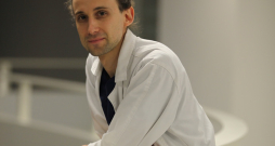Ārsts
Kārlis
Rācenis – mūsu valstī viens
no gados jaunākajiem medicīnas zinātņu doktoriem. Attēlā: Kārlis Rācenis savā darba vietā – Paula Stradiņa Klīniskās universitātes slimnīcā –, kur viņa ikdiena paiet nefrologa amatā Nefroloģijas centrā.