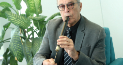Viens no aktiera vaļaspriekiem ir mūzikas instrumentu kolekcionēšana.
Attēlā: šo blokflautu Ivars Kalniņš paturējis piemiņai, kad Dailes teātris pārvācies uz jauno ēku. Viens no aktiera vaļaspriekiem ir mūzikas instrumentu kolekcionēšana.
Attēlā: šo blokflautu Ivars Kalniņš paturējis piemiņai, kad Dailes teātris pārvācies uz jauno ēku.