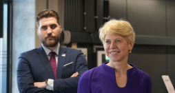 Saeimas deputāts Dāvis Mārtiņš Daugavietis un izglītības un zinātnes ministre Anda Čakša.