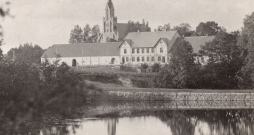 Cesvaines biedrības māja, priekšplānā dzirnavu dīķis, aizmugurē luterāņu baznīca. Fotografēts pirms 1916. gada rudens. Kreisajā pusē kroga stadula, kas pārbūvēta par kultūras veicināšanas biedrības zāli. Labajā pusē jau pirms simt gadiem bijuši veikali. Cesvaines biedrības māja, priekšplānā dzirnavu dīķis, aizmugurē luterāņu baznīca. Fotografēts pirms 1916. gada rudens. Kreisajā pusē kroga stadula, kas pārbūvēta par kultūras veicināšanas biedrības zāli. Labajā pusē jau pirms simt gadiem bijuši veikali.
