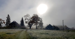 Viens no viedokļiem par veļu laiku ir – no pirmajām nopietnajām salnām – tā, ka logi krakšķ, – līdz tam, kad sasalst zeme. Viens no viedokļiem par veļu laiku ir – no pirmajām nopietnajām salnām – tā, ka logi krakšķ, – līdz tam, kad sasalst zeme.