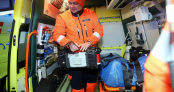 "Agrāk bija jāstiepj 30 kilogramu smaga aparatūra, bet tagad tā ir daudz vieglāka un uz piekto stāvu pie slimnieka varam uzkāpt, daudz nenopūloties," saka Neatliekamās medicīniskās palīdzības dienesta ārsts stažieris Aleksejs Naglis.