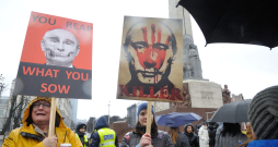 Ukrainas atbalsta mītiņš pie Brīvības pieminekļa. Asiņainais Putins. Ukrainas atbalsta mītiņš pie Brīvības pieminekļa. Asiņainais Putins.