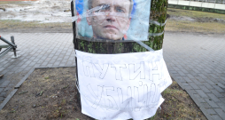 Ziedi Navaļnija piemiņai pie Krievijas vēstniecības. Ziedi Navaļnija piemiņai pie Krievijas vēstniecības.