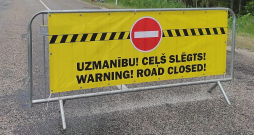 Reģionālo autobusu maršrutu pārvadātāji regulāri ziņo par sliktu ceļu stāvokli. Arī pašvaldības regulāri ceļ trauksmi – daudzus ceļus iesēdumu un bedru dēļ par braucamiem arī labā laikā var uzskatīt tikai nosacīti. Reģionālo autobusu maršrutu pārvadātāji regulāri ziņo par sliktu ceļu stāvokli. Arī pašvaldības regulāri ceļ trauksmi – daudzus ceļus iesēdumu un bedru dēļ par braucamiem arī labā laikā var uzskatīt tikai nosacīti.