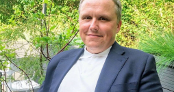 Latvijas Vēja enerģijas asociācijas padomes priekšsēdētājs Gatis Galviņš: "Investīciju apjoms Latvijas atkrastes vēja parku attīstībā Baltijas jūrā līdz 2030.–2033. gadam varētu veidot vismaz četrus miljardus eiro. Ja valsts no savas puses izpilda visus mājasdarbus, Latvijai jūras teritorijā ir iespējams attīstīt vēja parkus ar vismaz 2500 MW jaudu. Savukārt investīciju apjoms sauszemes projektu attīstībā līdz 2030. gadam no asociācijas biedru puses tiek plānots vismaz trīs miljardu eiro apjomā un plānotā uzstādītā jauda ir divi gigavati." Latvijas Vēja enerģijas asociācijas padomes priekšsēdētājs Gatis Galviņš: "Investīciju apjoms Latvijas atkrastes vēja parku attīstībā Baltijas jūrā līdz 2030.–2033. gadam varētu veidot vismaz četrus miljardus eiro. Ja valsts no savas puses izpilda visus mājasdarbus, Latvijai jūras teritorijā ir iespējams attīstīt vēja parkus ar vismaz 2500 MW jaudu. Savukārt investīciju apjoms sauszemes projektu attīstībā līdz 2030. gadam no asociācijas biedru puses tiek plānots vismaz trīs miljardu eiro apjomā un plānotā uzstādītā jauda ir divi gigavati."