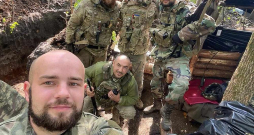 “Ukraiņi var uzvarēt, jo māk karot un nebaidās no krieviem!” uzskata majors Kirils Jermakovs (priekšplānā). “Ukraiņi var uzvarēt, jo māk karot un nebaidās no krieviem!” uzskata majors Kirils Jermakovs (priekšplānā).