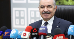 Palestīniešu pašpārvaldes premjerministrs Mohammads Štajehs pirmdien preses konferencē paziņoja par atkāpšanos no amata.