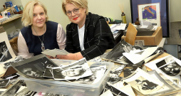 Režisores Anna Viduleja (no kreisās) un Antra Cilinska darbu pie filmas "Podnieks par Podnieku. Laika liecinieks" raksturo kā garu ceļojumu kopā.