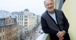 Dmitrijs Oreškins: "Vienalga, vai Putina vietā ierodas sliktāks, jaunāks, bet, lai cik briesmīgi būtu iedomāties, tā ir tikai pusbēda. Lieta tāda, ka postputiniskai Krievijai nav legālu izeju mierīgā ceļā no politiskās krīzes." Dmitrijs Oreškins: "Vienalga, vai Putina vietā ierodas sliktāks, jaunāks, bet, lai cik briesmīgi būtu iedomāties, tā ir tikai pusbēda. Lieta tāda, ka postputiniskai Krievijai nav legālu izeju mierīgā ceļā no politiskās krīzes."