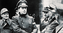 Pie Atlantijas vaļņa 1943. gadā. 2865 km garā nocietinājumu mūra celtniecību un ieroču izvietojuma tīkla būvniecību pārraudzīja Hitlera galvenais arhitekts Alberts Špērs.
