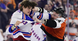 Mets Rempe (no kreisās) kaujas ar Nikolasu Delorjē. NHL līdzjutēji šo dūru cīņu uzskata par vienu no labākajiem, kas pēdējo desmit gadu laikā notikusi pasaules labākajā hokeja līgā.