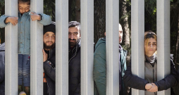 Trīsdesmit ļaužu grupa, kas cer saņemt patvērumu Polijā, aiz jaunuzbūvētās sienas migrantu plūsmas apturēšanai pie Belovežas 2023. gada maijā. Trīsdesmit ļaužu grupa, kas cer saņemt patvērumu Polijā, aiz jaunuzbūvētās sienas migrantu plūsmas apturēšanai pie Belovežas 2023. gada maijā.