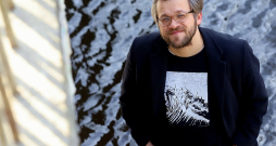 Valters Sīlis: "Savā ziņā "Šķelšanās" ir ekspromtā radīts darbs, tā lielākā vērtība ir žurnālistu stāsti, kurus kopā ar aktieriem mēģināsim palīdzēt izstāstīt."