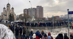 Pie Maskavas Marjinas rajona Dievmātes ikonas "Remdē manas skumjas" baznīcas pulcējas cilvēki, kas vēlas atvadīties no Alekseja Navaļnija. 