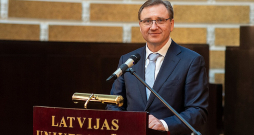 Jaunais Latvijas Universitātes rektors Gundars Bērziņš savā darbības programmā iekļāvis daudzus solījumus. Starp tiem ir gan LU diploma prestiža celšana, gan arī augstas raudzes zinātnisko publikāciju skaita un citējamības palielināšana, gan valsts nozīmes studiju programmu atbalsta sistēmas izveide u. c. Jaunais Latvijas Universitātes rektors Gundars Bērziņš savā darbības programmā iekļāvis daudzus solījumus. Starp tiem ir gan LU diploma prestiža celšana, gan arī augstas raudzes zinātnisko publikāciju skaita un citējamības palielināšana, gan valsts nozīmes studiju programmu atbalsta sistēmas izveide u. c.