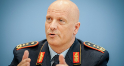 Vācijas Gaisa spēku komandieris ģenerālleitnants Ingo Gerharcs. Vācijas Gaisa spēku komandieris ģenerālleitnants Ingo Gerharcs.