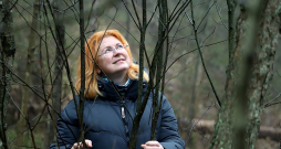 LIFE-IP "LatViaNature" invazīvo sugu eksperte Aiva Bojāre rāda agresīvās svešzemnieces vārpainās korintes (Amelanchier spicata) audzi Ragakāpas dabas parkā Jūrmalā, kuras iznīcināšana šogad tiks turpināta. LIFE-IP "LatViaNature" invazīvo sugu eksperte Aiva Bojāre rāda agresīvās svešzemnieces vārpainās korintes (Amelanchier spicata) audzi Ragakāpas dabas parkā Jūrmalā, kuras iznīcināšana šogad tiks turpināta.