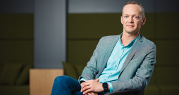 SEB bankas ilgtspējas vadītājs Viktors Toropovs: "Bankām jau līdz 2024. gada beigām jāizvērtē savu klientu ilgtspējas situācija, īpaši, ja runa ir par izmešu intensīviem sektoriem, un jāsaprot viņu nākotnes nodomi šajā jomā. Šiem vērtējumiem neizbēgami jāsāk ietekmēt bankas turpmākie lēmumi attiecībās ar klientu – gan par kredītiem, gan arī sadarbību kopumā." SEB bankas ilgtspējas vadītājs Viktors Toropovs: "Bankām jau līdz 2024. gada beigām jāizvērtē savu klientu ilgtspējas situācija, īpaši, ja runa ir par izmešu intensīviem sektoriem, un jāsaprot viņu nākotnes nodomi šajā jomā. Šiem vērtējumiem neizbēgami jāsāk ietekmēt bankas turpmākie lēmumi attiecībās ar klientu – gan par kredītiem, gan arī sadarbību kopumā."