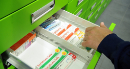 Mediķi un farmaceiti vēlas arī zināt, pēc kādiem principiem krīzes situācijās Latvijā notiktu medikamentu piegādes. Mediķi un farmaceiti vēlas arī zināt, pēc kādiem principiem krīzes situācijās Latvijā notiktu medikamentu piegādes.