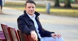 Lauris Vidzis: "Ja mēs Paula Stradiņa klīnisko universitātes slimnīcu vēlamies izveidot par Ziemeļeiropas ekselences centru, ar kuru valsts var lepoties, ir nepieciešamas krasas pārmaiņas. Līdz šim tām ir traucējusi diezgan ilgā stagnācija un dažbrīd, šķiet, mērķtiecīga privātā veselības aprūpes sektora lobēšana."