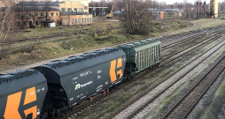 Vilcieni ar uzrakstu "Rusagrotrans", kas pārvadā Krievijas labību, līdz šim Latvijā bija redzami bieži. Vai tagad to kļūs mazāk, vēl grūti spriest, jo aizliegums attiecas uz Krievijas pārtikas preču importu, bet ne tranzītu.