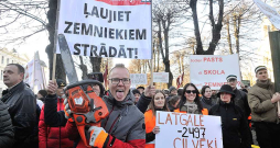 Mežu īpašnieki un lauksaimnieki pie Ministru kabineta protestēja pret ieceri paplašināt aizsargājamās dabas teritorijas, kas, viņu ieskatā, sagādās nozarēm būtiskus zaudējumus.