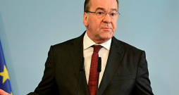 Vācijas aizsardzības ministrs Boriss Pistoriuss preses konferencē Berlīnē otrdien paziņoja, ka Krievijai izdevies noklausīties Vācijas gaisa spēku virsnieku sarunu, jo viens no viņiem izmantojis nedrošus sakaru kanālus.