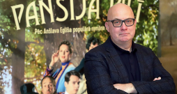 "Romāns "Pansija pilī" ir izcils literārs darbs, bet no kino viedokļa tas izskatās gluži kā sižeta izklāsts – Anšlavs Eglītis ļoti precīzi aprakstījis filmas varoņus, detalizēti izstāstījis sižetu, bet, kā tēli pie šiem notikumiem nonāk, to viņš izstāstījis nav."