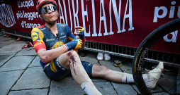 Toms Skujiņš pēc fiziski smagā pārbaudījuma vienas dienas sacensībās "Strade Bianche". Izcīnītā otrā vieta ir 32 gadus vecā carnikavieša lielākais panākums līdzšinējā karjerā.