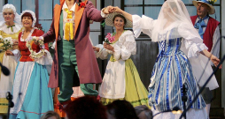 Skats no Vinčenco Bellīni operas "Somnambula" izrādes Siguldas Opermūzikas svētkos. Skats no Vinčenco Bellīni operas "Somnambula" izrādes Siguldas Opermūzikas svētkos.