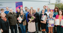 Pirmie zīmes "Dabisko pļavu produkts" saņēmēji zīmola atklāšanas pasākumā Nacionālajā botāniskajā dārzā. Pirmie zīmes "Dabisko pļavu produkts" saņēmēji zīmola atklāšanas pasākumā Nacionālajā botāniskajā dārzā.