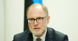 Latvijas aizsardzības ministrs Andris Sprūds. Latvijas aizsardzības ministrs Andris Sprūds.