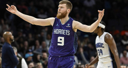Dāvis Bertāns Šarlotas vienībā trīspunktu metienus realizē ar 44,8 procentu precizitāti, kas ir starp Top 5 rādītājiem NBA. Dāvis Bertāns Šarlotas vienībā trīspunktu metienus realizē ar 44,8 procentu precizitāti, kas ir starp Top 5 rādītājiem NBA.