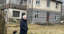 Brigita Zvaigzne pie vecvecāku 1931. gadā būvētās mājas, kuras pirmo stāvu jaunā paaudze nosiltina.